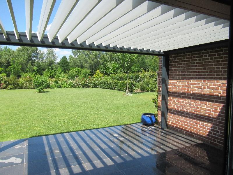 Pergola bioclimatique à Lestrem : La solution idéale pour une terrasse adaptable 