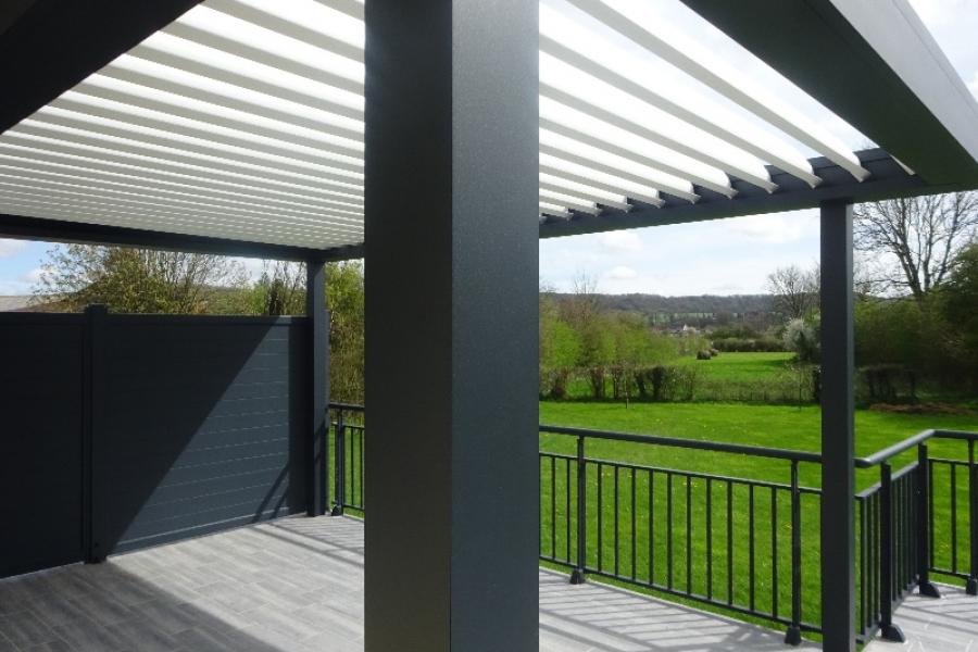 La pose d'une Pergola Bioclimatique pour embellir l'espace extérieur à Surques.