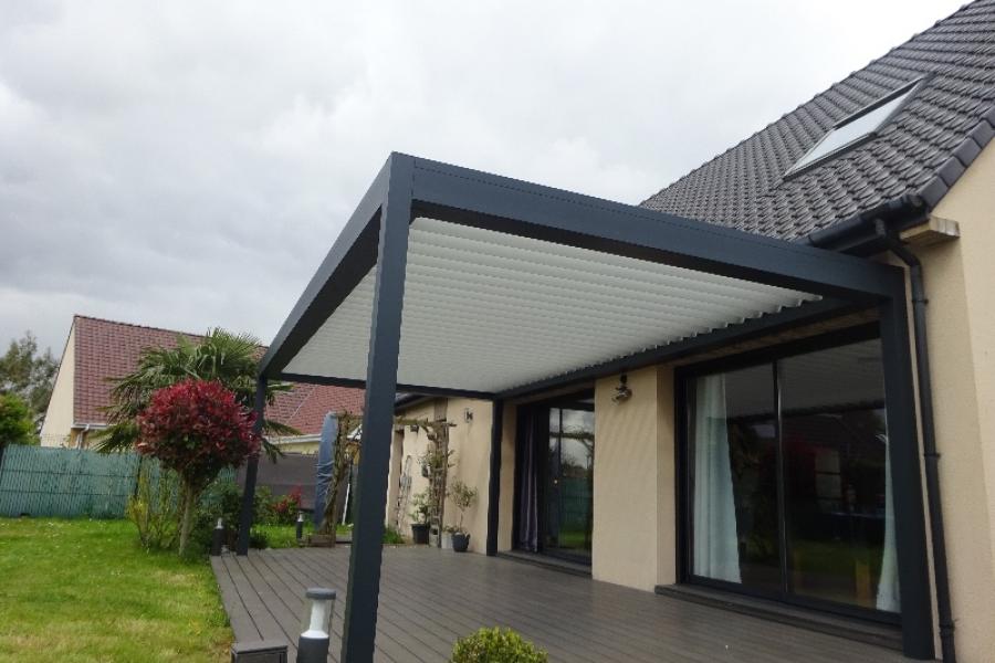 Une pergola bioclimatique trouve sa place dans un jardin à Arques.