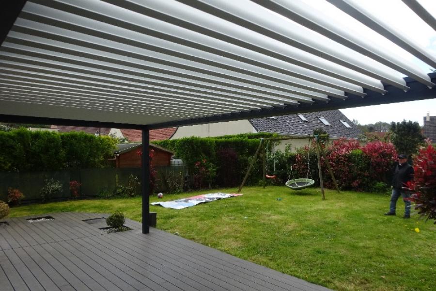 Une pergola bioclimatique trouve sa place dans un jardin à Arques.