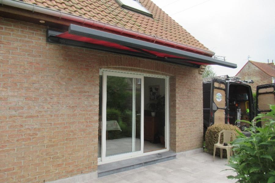 Un store de terrasse à Vieux-Berquin qui donne une touche de couleur à l'extérieur.