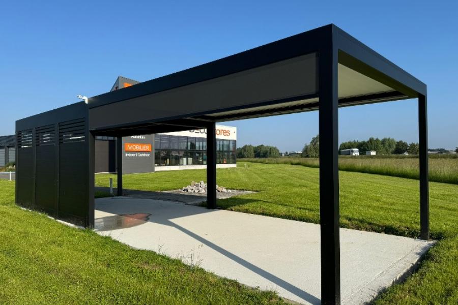 Découvrez notre nouveau carport en aluminium en exposition devant le showroom !